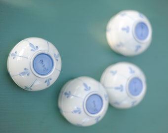 4 Tassen Schalen Teeschalen Porzellan Blumen retro weiß blau handbemalt