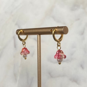 Pendientes De Setas, Pendientes De Setas Dainty Pendientes, Pendientes Huggie, Pendientes De Setas Perlas, Minimal, Dainty, Regalo para ella