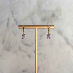 Boucles d&#39;oreilles Huggie en or violet lavande et zircons, Boucles d&#39;oreilles pendantes, Boucles d&#39;oreilles mauves, Délicat, Plaqué or 18 carats, Cadeau pour elle