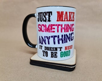 Tasse bicolore en céramique de 11 oz Just Make Something avec un message vaguement motivant.