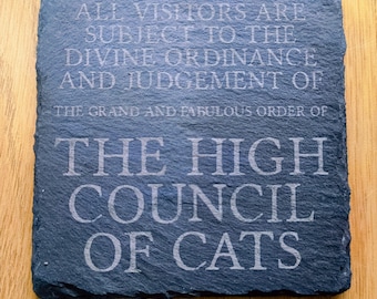 Dessous de verre en ardoise - Le Conseil des chats. Motif gravé amusant.