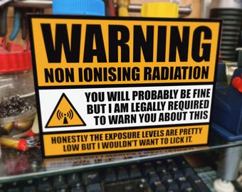 Panneau d'avertissement drôle en métal contre les rayonnements non ionisants - 8 x 6