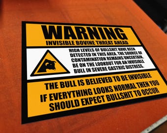 Plaque en métal amusante « Menace bovine invisible » - garage, labo, bar, atelier. Avertissement grossier.