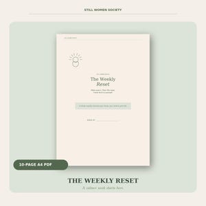Könnte beinhalten: Ein 10-seitiges A4-PDF-Dokument mit dem Titel The Weekly Reset von Still Women Society. Die cremefarbene Seite zeigt ein minimalistisches Sonnensymbol, den Text Make space. Clear the noise. Come back to yourself. und eine Zeile für das Datum.