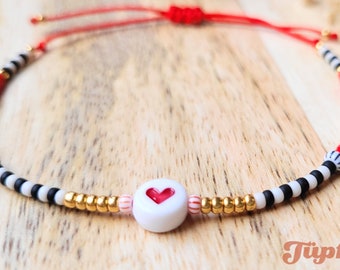 Delicate bracelet in gold and red tones