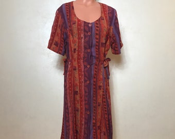 Robe vintage lumineuse Imprimé ethnique rayé en rouge, violet, orange nuances manches courtes, bouton à l’avant