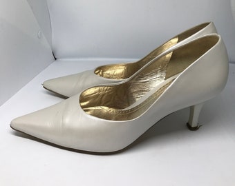 Vintage 90s women's shoes, white pearl artificial leather, kitten heels, point toe, wedding heels, size 5 1\2