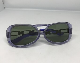 Vintage 80s sunglasses, sheer purple plastic frame, metalic temples, green linses, retro womans glasses, aviator glasses
