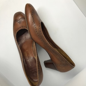 Brown vintage 80s shoes,Bally . leather material, hoskins shoes, point round toe, cone heels, mid heels, size 5 1\2