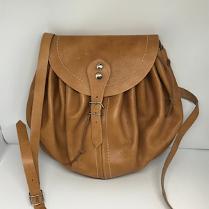 Braun e80er Jahre Geldbörse, Besenstiel Tasche, Ledermaterial, ein Schultergurt, kleine Größe, Klappe Befestigung mit Schnalle