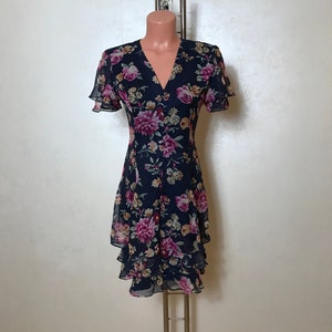 Rickie Freeman voor Teri Jon Marineblauwe vintage jurk - V-hals, vlindermouwen, knielengte, geplooide rok, zijden stof, bloemenprint