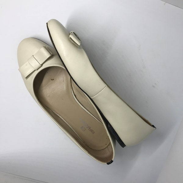Ivory vintage 90s ballerina flats, leather shoes, round toe, low sole, size 36, light summer shoes with bows, formal shoes