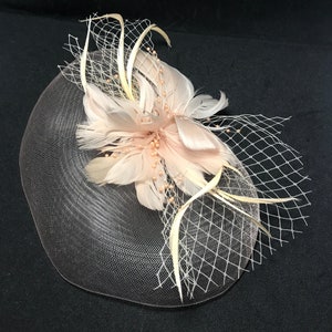 Roze vintage jaren '90 pillendoos hoed, transparante set hoed, ovale vorm, veren bloemen op de top, haarspeld sluiting, elegante vrouwen hoed