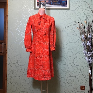 Vestido vintage de handsewn - tela roja con estampado abstracto, mangas largas, cuello alto, longitud de la rodilla, tamaño mediano