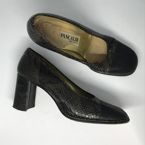 Braune Vintage 80er Jahre Schuhe, Schlange Haut Material, dunkelbraune Kappe Zehen Stil, hohe Pumpe Fersen, Größe 38