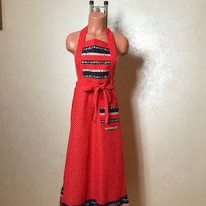 Vintage schort type jurk - rood met witte polka dot print met etnische bloemenprint, maxi lengte, wrap design