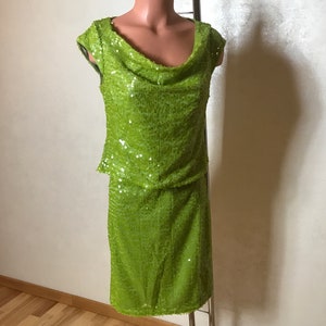 Green two piece set, women&#39;s suit, blouse and skirt, vintage 90s, medium size, short length, sequins fabric, short sleeves, event dress