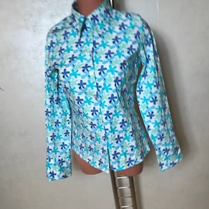 Vintage 90s women&#39;s shirt, cotton fabric, blue floral print, sheath design, medium size, collared blouse, long sleeves