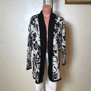 ヴィンテージ レディース カーディガン、黒と白、花柄、ニット カーディガン、ロング丈、長袖、留め具なし、暖かい秋