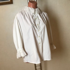 Cotton vintage 80s shirt, women&#39;s blouse, white fabric, medium size, puffy 3\4 sleeves, lace hem, elegant shirt