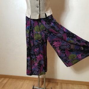 Wide vintage 80s pants, floral print in black, green, purpe, pink shades, elastic waist, cropped pants, small size