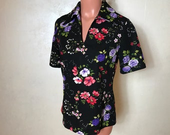 Black vintage 70s blouse, floral print, small-medium size, short sleeves, V-neck, sheath shape, back zipper closure, summer shirt