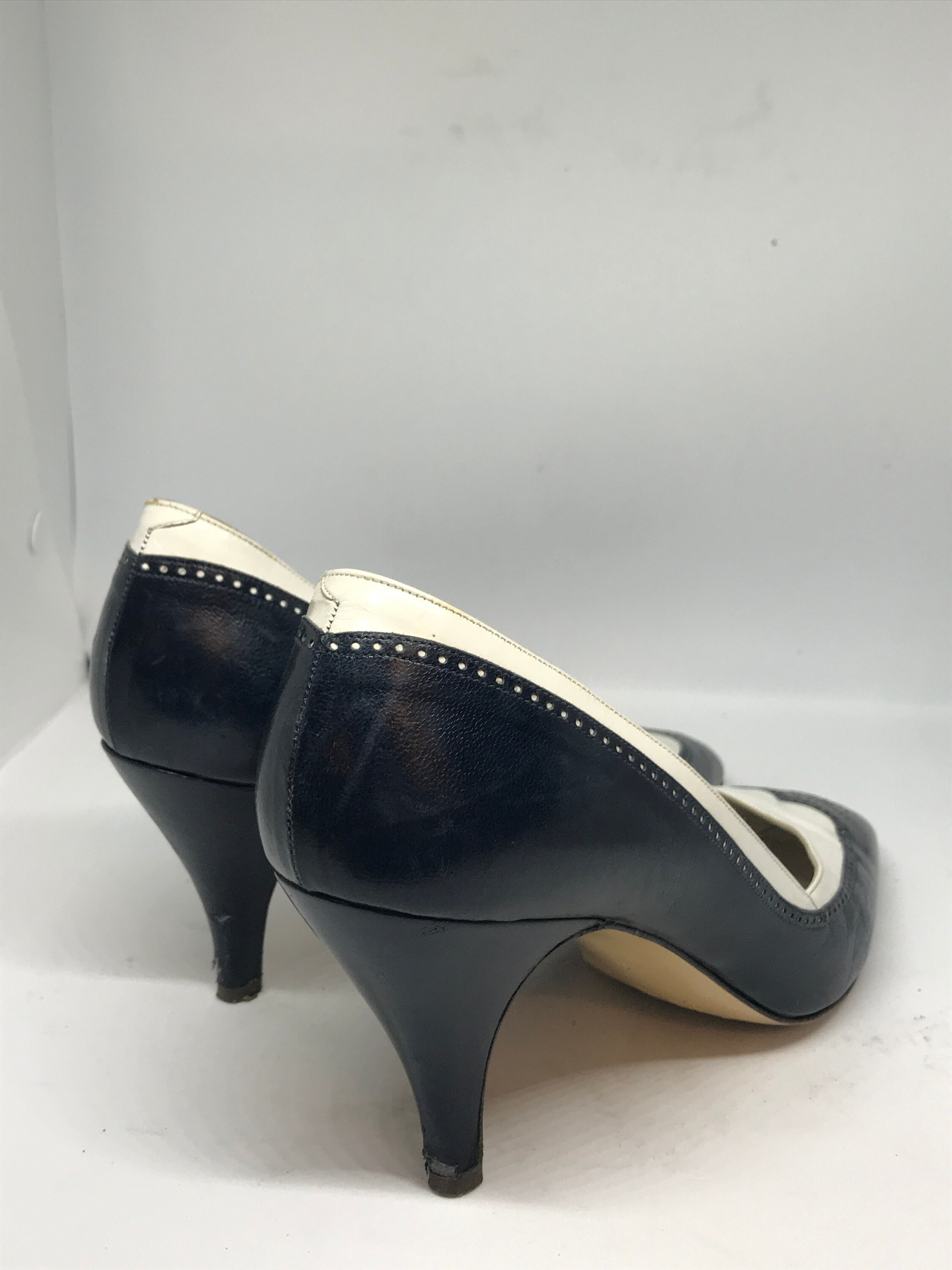 Vintage 80s Kitten Heels Navy Blue and White Leather Hoskins