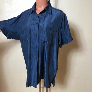 Camicia vintage anni &#39;80 da donna, tessuto di seta, t-shirt blu, taglia medio-grande, maniche corte, bottone davanti, design dritto, camicia estiva