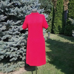 Red knitted vintage 80s  dress with short sleeves and back zipper Shift design Knee length Medium size
