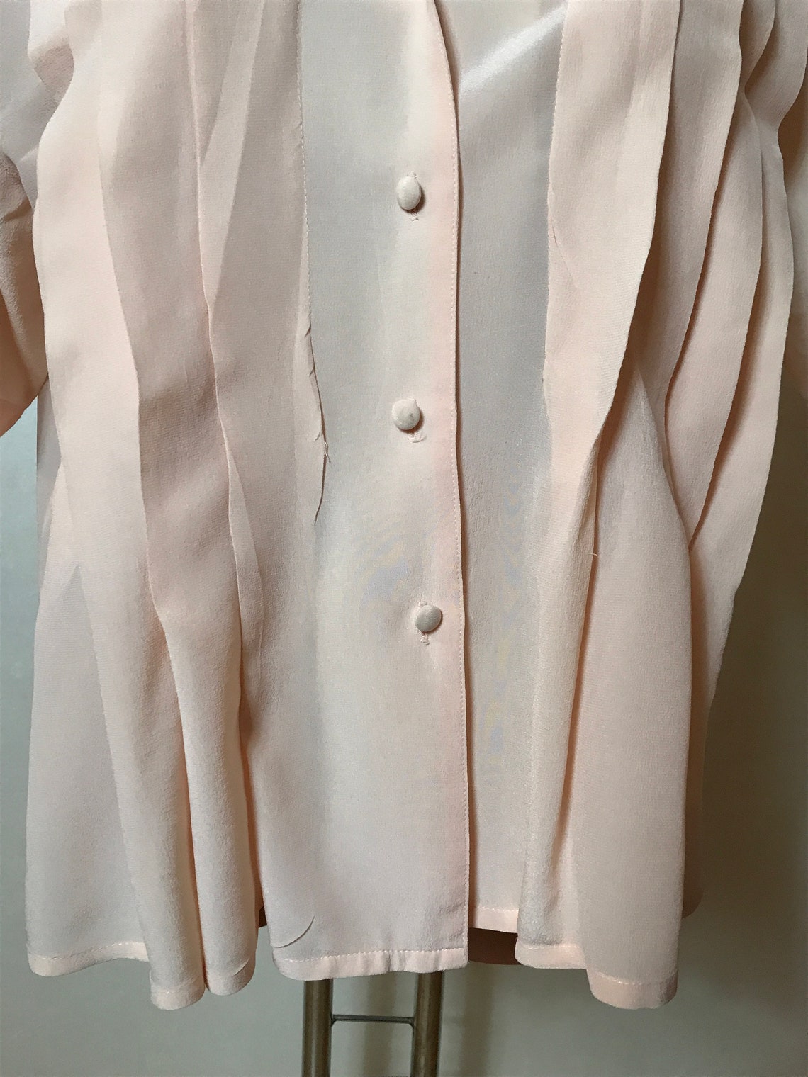 Vintage Top Collection: Silk Abstract Shirt, Peach Silk Blouse, Ethnic Crop Top. Sizes S-L, foto 3 di 5