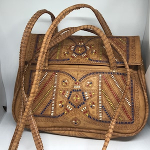 Braune Vintage 90er Jahre Damentasche, lange Schulterriemen, ethnische Drucktasche, echtes Ledermaterial, große Geldbörse, Sterne druck