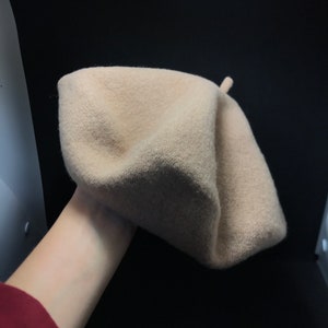 Brown vintage 90s beret, wool material, autumn women&#39;s hat, circle shape, elegant beret, light brown