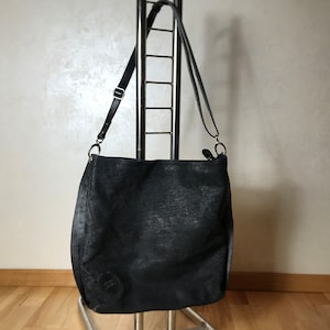 Leder Vintage 90er Jahre Tasche, große Größe, schwarzes Leder, quadratische Form Tasche, langer Cross Body Gurt, lässige Tasche, geräumige Tasche
