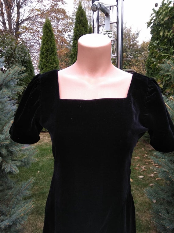 Black vintage 70 s midi velvet dress with square neckline and short puffy sleeves A line Design Simple event dress