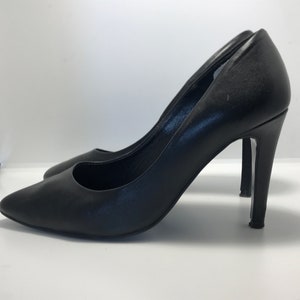 Classic vintage 90s heels, black leather, size 39, point toes, high heels, wormal event shoes, classic design