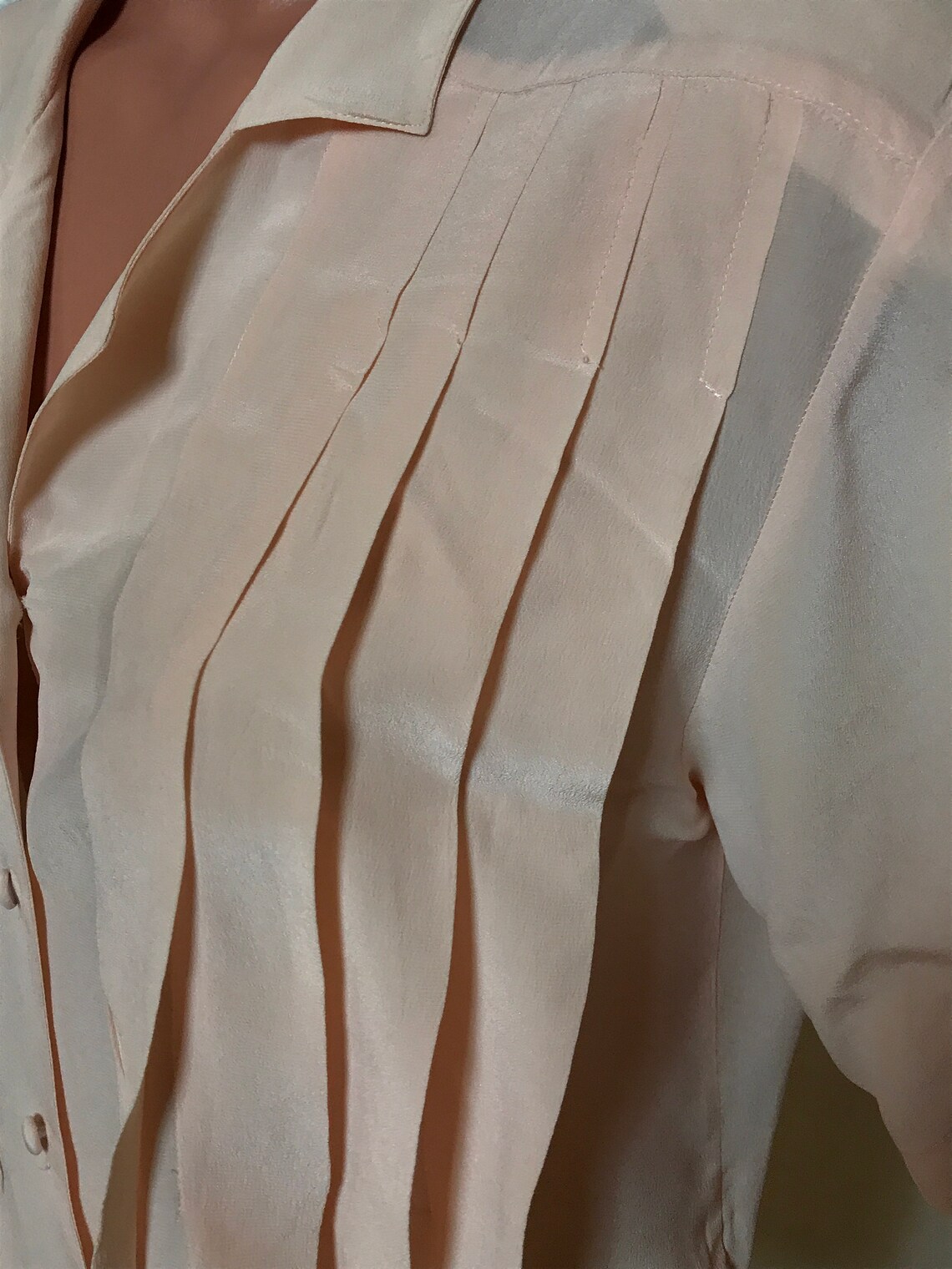 Vintage Top Collection: Silk Abstract Shirt, Peach Silk Blouse, Ethnic Crop Top. Sizes S-L, foto 4 di 5