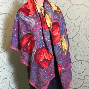 Könnte beinhalten: Ein dreieckiger Schal in Lila, Rot und Gelb mit Fransen. Der Schal hat ein Blumenmuster mit roten Blumen und gelben Blättern.