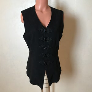 Women&#39;s vintage 80s waistcoat, wool fabric, black waistcoat, medium size, sheath design, floral texture, frog buttons