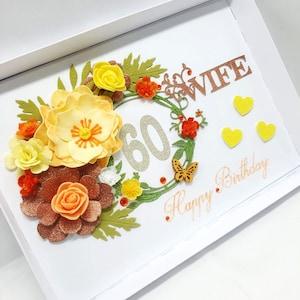 Cartão de aniversário de 60 anos feito à mão para esposa – Design floral elegante com detalhes brilhantes e borboleta