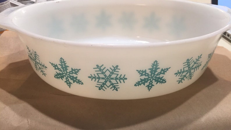 Pyrex Snowflake Oval Casserole Dish