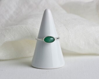 Handgefertigter 925 Silber Ring mit ovalem grünem Jade Cabochon - Einzigartiger Schmuck aus echtem Edelstein