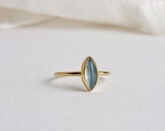 Handgefertigter 925 Silber vergoldeter Ring mit Navette-förmigem Aquamarin, Einzigartiges Unikat aus München, 23,5 Karat vergoldet