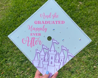 Absolventenhut / Disney-Schloss / Prinzessinnen / Und sie lebte glücklich bis an ihr Lebensende.