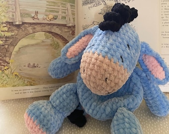 Muñeco de peluche de Eeyore a crochet