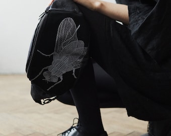 MUCHA ~ Handtasche mit Stickerei ~ Geschenk für Sie ~ Geschenk für eine Veganerin ~ Korktasche aus veganem Leder ~ wasserdichte Tasche mit Stickerei ~ schwarze Tasche