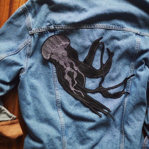 JELLYFISH VERTICALLY ~ large jacket patch ~ iron mount ~ sewing and ironing ~ application ~ embroidered jacket application