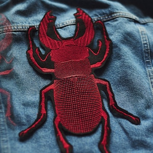 Hjortbagge ~ stor jackalapp ~ stryk-på ~ sy-på och stryk-på ~ applikation ~ skalbaggelapp ~ broderi