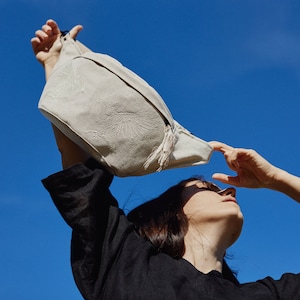 LICHTE grote linnen tas met vogelborduursel ~ linnen tas ~ linnen handtas ~ boho tas ~ geborduurde vogels ~ lichte heuptas ~ linnen