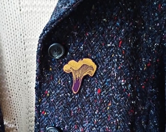CHANTERELLE chanterelle edible ~ embroidered brooch ~ pin pin ~ mushroom ~ mushroom chanterelle on jacket to attach ~ forest brooch chanterelle fungi