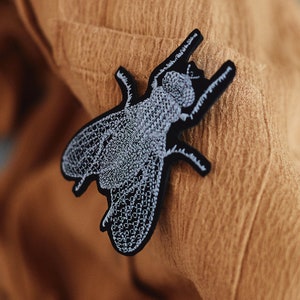 MUCHA ~ broche brodée ~ fixation comme des épingles ~ épingle ~ nœud papillon broche ~ insecte sur veste à épingle ~ broche mouche pin ~ cadeau